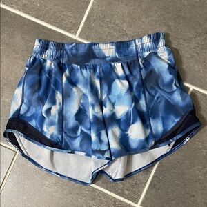 Lululemon Hotty Hot Short II Long 4" size 6
